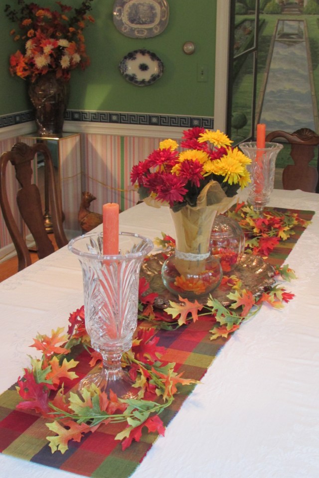 Autumn colors add warmth to the Dining Room