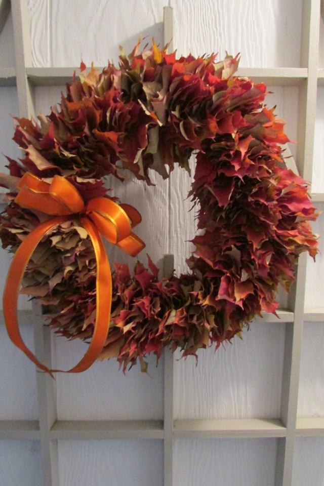 It's EASY to make a Leaf Wreath of Fallen Leaves.