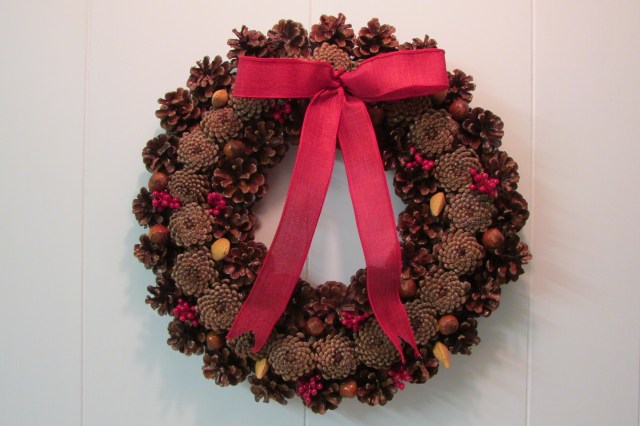 Step-by-Step instructions on How-to Make a Pine Cone Wreath.