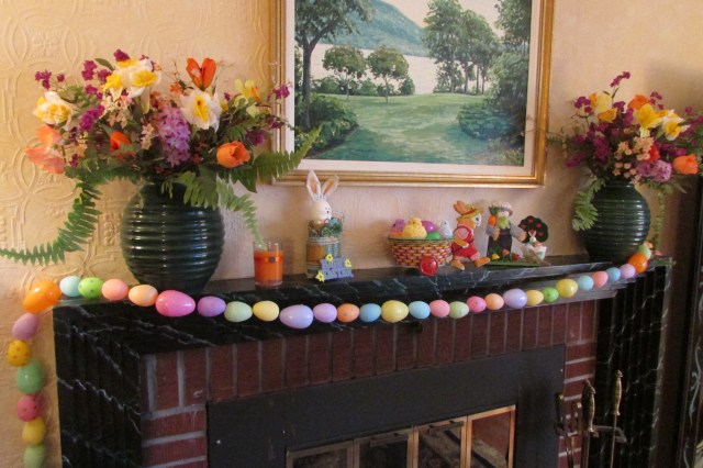 An easy to do project for kids, Making an Easter Egg garland.